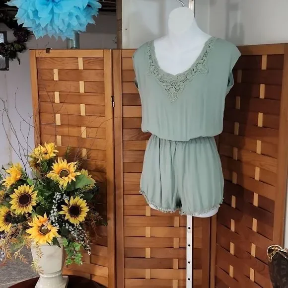 Shorts romper in sage green - Picture 1 of 12